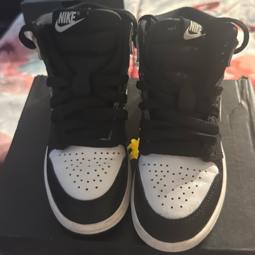 Slightly used sneakers size 11